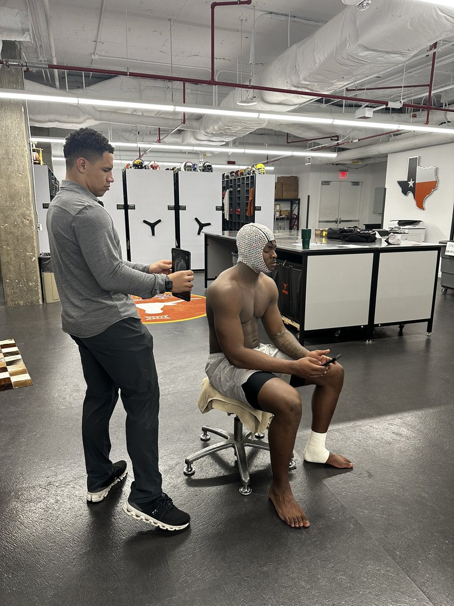 UTexasEquipment's tweet image. Thank you @RiddellSports for coming by to scan our guys for custom helmets! 🤘