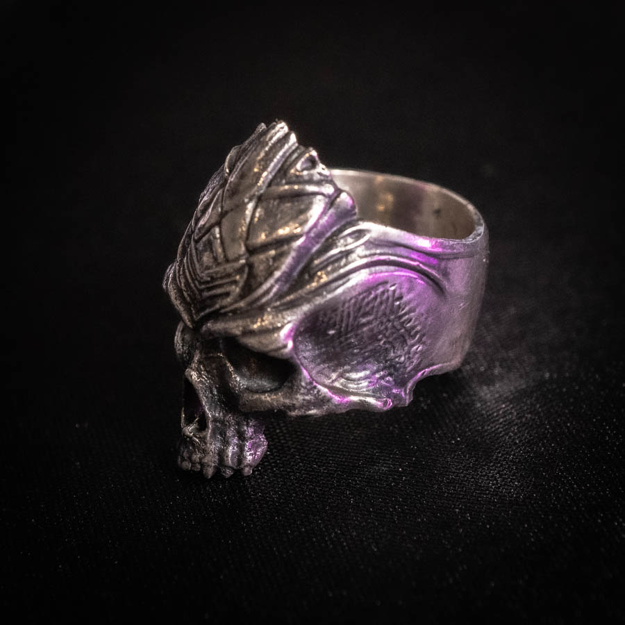 Sacrifice - Sterling Silver Skull Ring
Handcrafted to Order to Size
Free Shipping and 30 Day Returns
facelessjewelry.com/products/sacri…
#skullring #skull #silverskull #bikerchick #gothgirl #altgirl #alternativejewelry #darkart #darkjewelry #scenegirl #handmadejewelry #EtsySeller