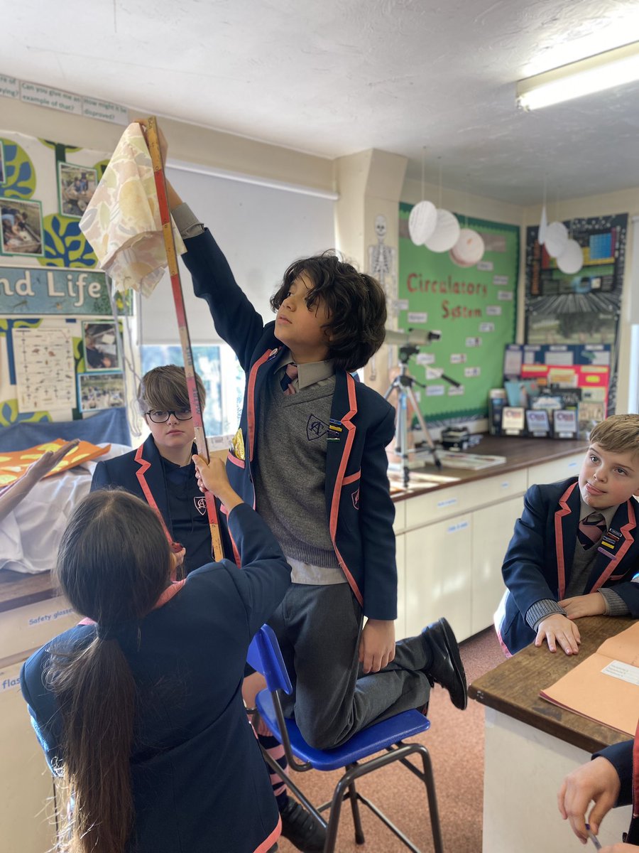 AlleynCourtSci's tweet photo. Year 5 have been testing air resistance this week. They designed different parachutes, carefully controlling variables, to see which would fall the slowest 🪂 #AlleynCourtScience https://t.co/hQOEXXxWIC