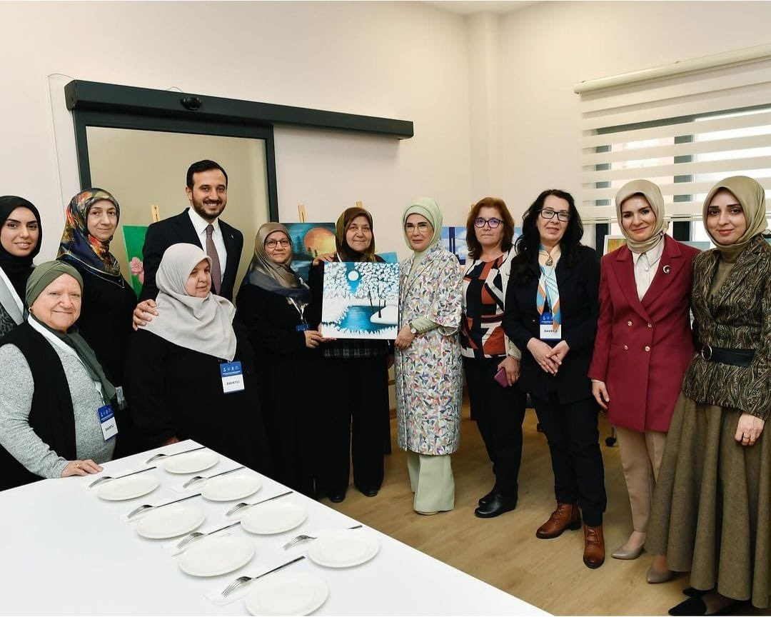 Vefâ denildiği vakit tüm samimiyeti ve içtenliğiyle gönüllere dokunan Cumhurbaşkanımızın saygıdeğer eşi <a href="/EmineErdogan/">Emine Erdoğan</a> Hanımefendi’nin kıymetli teşrifleriyle Vefâhane Yaşam Merkezimizde “Büyüklerimiz Değerlerimiz” projesinin açılışını gerçekleştirdik. 

Başta Sayın <a href="/EmineErdogan/">Emine Erdoğan</a>