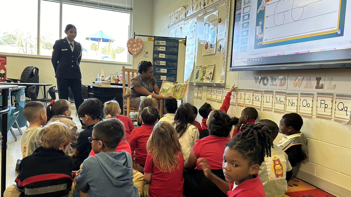 SCCPSS's tweet photo. Read United Day was a success! 📚🏫

Thank you to everyone who came out to read to our students today! We want to give a special thanks to the NHHS Air Force JROTC for coming to assist volunteers and read to our New Hampstead K-8 and @Bdale_bears students! ❤️ https://t.co/tGysEl1yOc