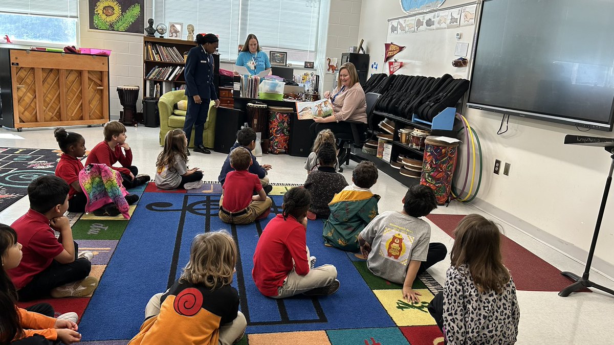 SCCPSS's tweet photo. Read United Day was a success! 📚🏫

Thank you to everyone who came out to read to our students today! We want to give a special thanks to the NHHS Air Force JROTC for coming to assist volunteers and read to our New Hampstead K-8 and @Bdale_bears students! ❤️ https://t.co/tGysEl1yOc