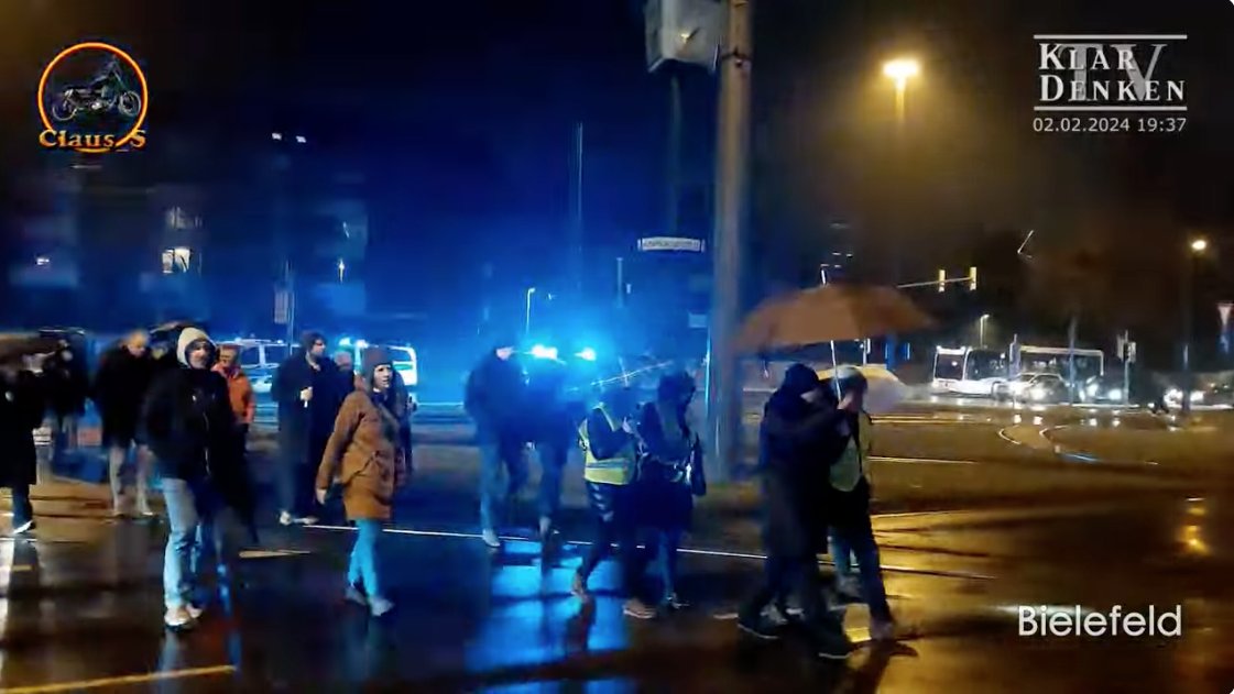Heimarbeit5's tweet photo. Nun latschen 120 Rechte durch #Bielefeld. Das Gute dabei: Es regnet und gleichzeitig werden sie dauerhaft vom unerträglichen #MichaelSchele mit dem Endlosband "Wir fordern sofortige Neuwahlen!" beschallt - das gönn ich denen! #bi0202 https://t.co/t860YmUaPq