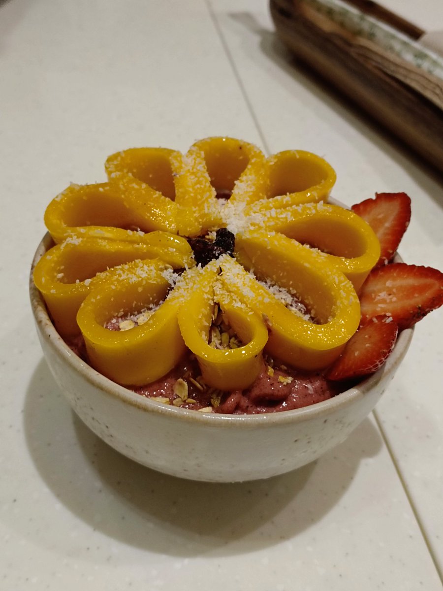 PixieDg's tweet photo. A very delectable and refreshing mango 🥭 acai bowl with oats, grated coconut, cacao nibs and sliced strawberries. 🍓 https://t.co/gxGdt89Lsn