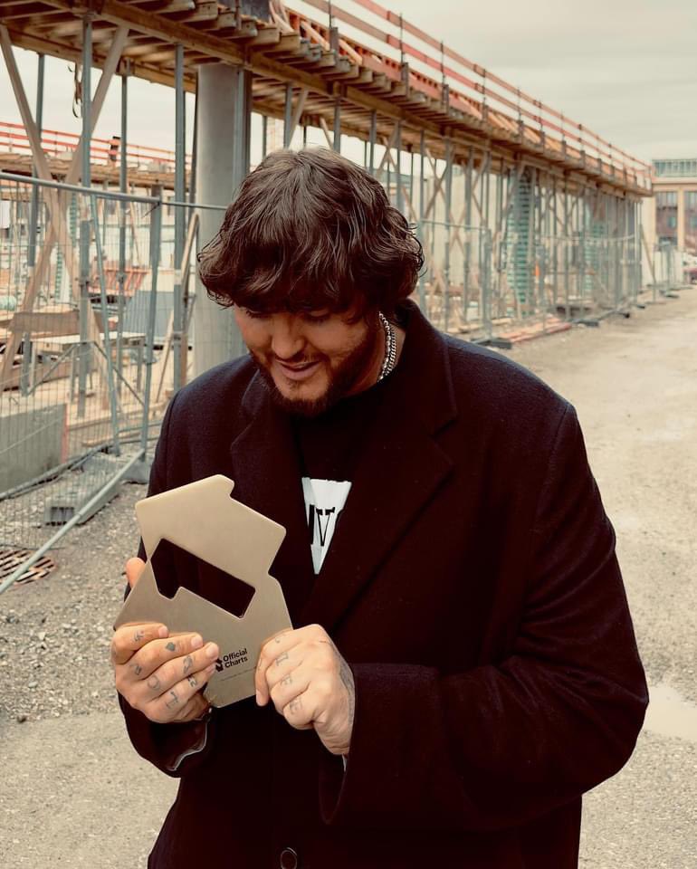 It’s about bloody time 🥳🥳🏆🏆
If any artist deserved this is <a href="/JamesArthur23/">James Arthur</a> you work so bloody hard you don’t stop you look after your fans the most humble artist I’ve ever met ❤️❤️ never stop being you ❤️

#bittersweetlove is a masterpiece 🔥