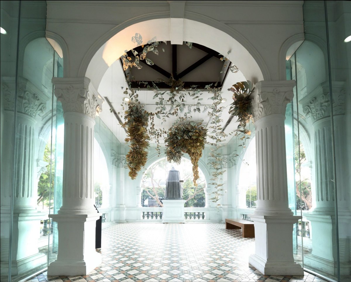 aDisenoMX's tweet image. Locus Amoenus, Ryan Villamael, es un follaje delicadamente elaborado que se arrastra por el techo. Una mirada más cercana a las hojas hechas a mano revelará que la instalación está compuesta por réplicas de mapas geográficos de Filipinas.

#design #diseño #papercut #art