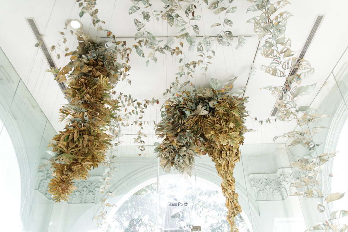 aDisenoMX's tweet image. Locus Amoenus, Ryan Villamael, es un follaje delicadamente elaborado que se arrastra por el techo. Una mirada más cercana a las hojas hechas a mano revelará que la instalación está compuesta por réplicas de mapas geográficos de Filipinas.

#design #diseño #papercut #art