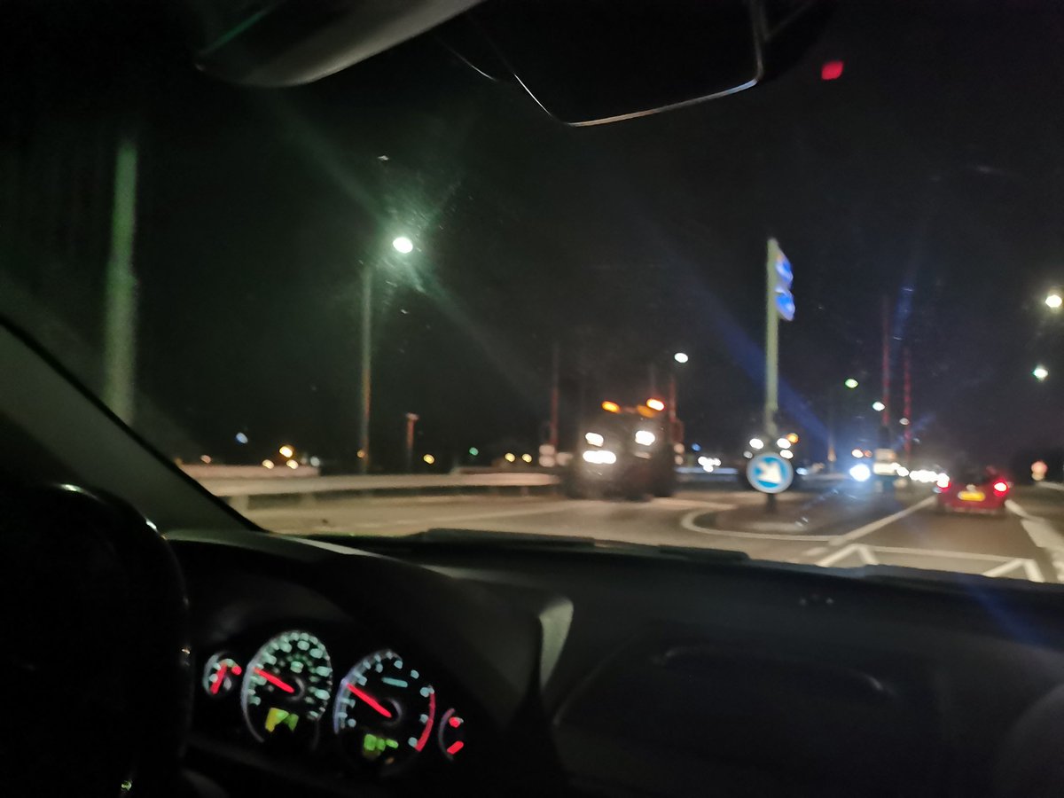 SnowSimply's tweet image. We kwamen zojuist 6 tractoren tegen,  waar ze niet horen te rijden.. Op weg naar verzamelpunt?