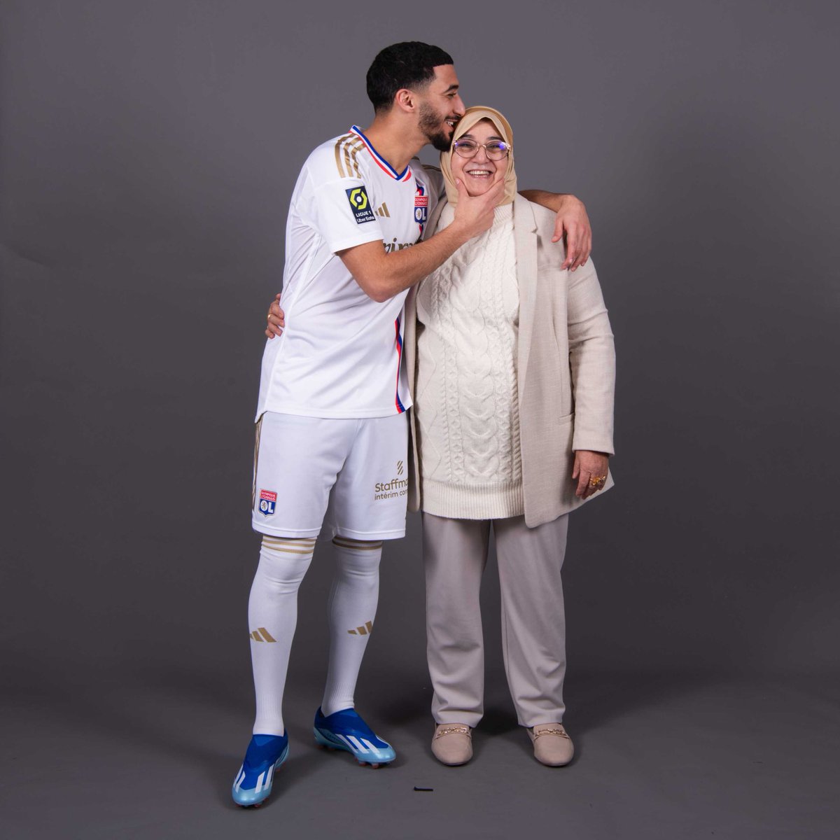 OL's tweet image. « Tout pour la mama » 🔴🔵