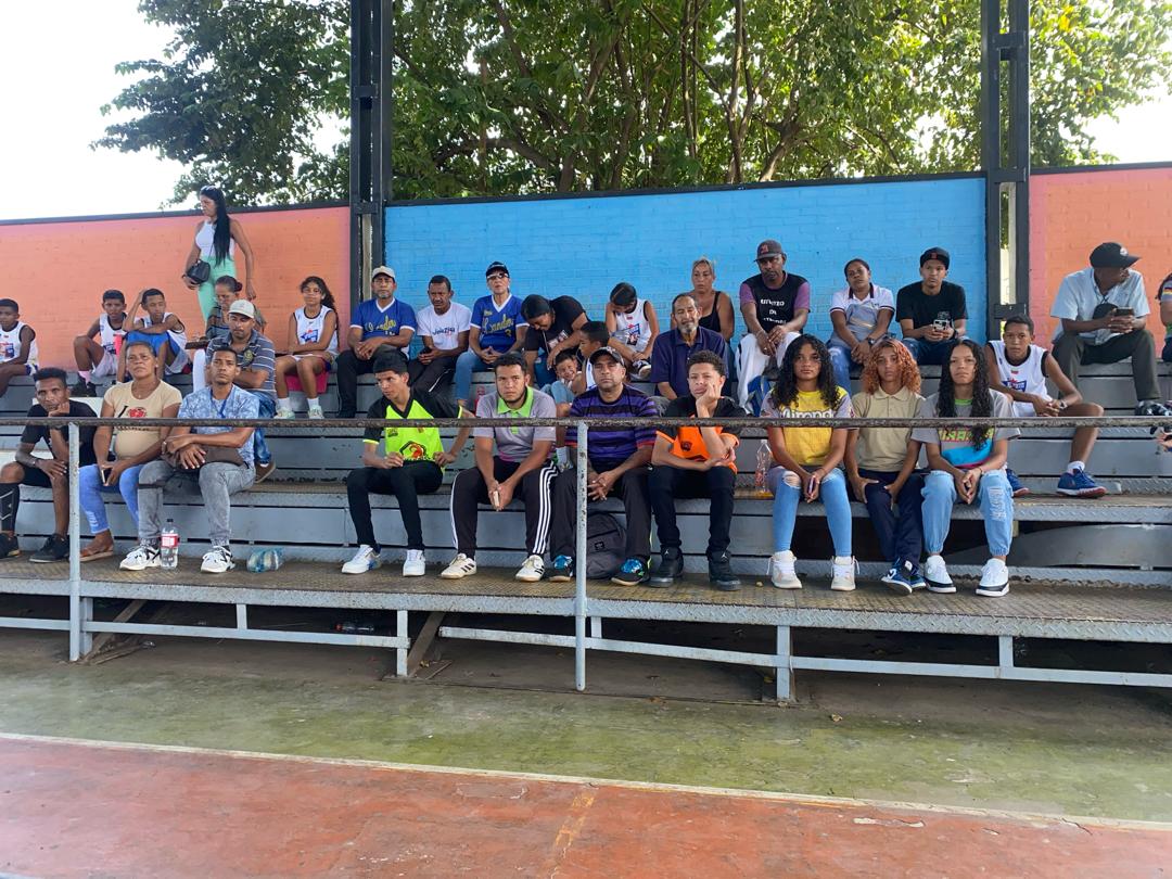 deivy64280076's tweet photo. #EnDesarrollo

#02F
Mesas de trabajo para Fortalecer  el movimiento deportivo en la socialización de las 7T, parroquia Ocumare municipio Tomás Lander Edo Bolivariano de Miranda.

@NicolasMaduro 

@dcabellor

@HectoRodriguez https://t.co/OVDaiMZGt2