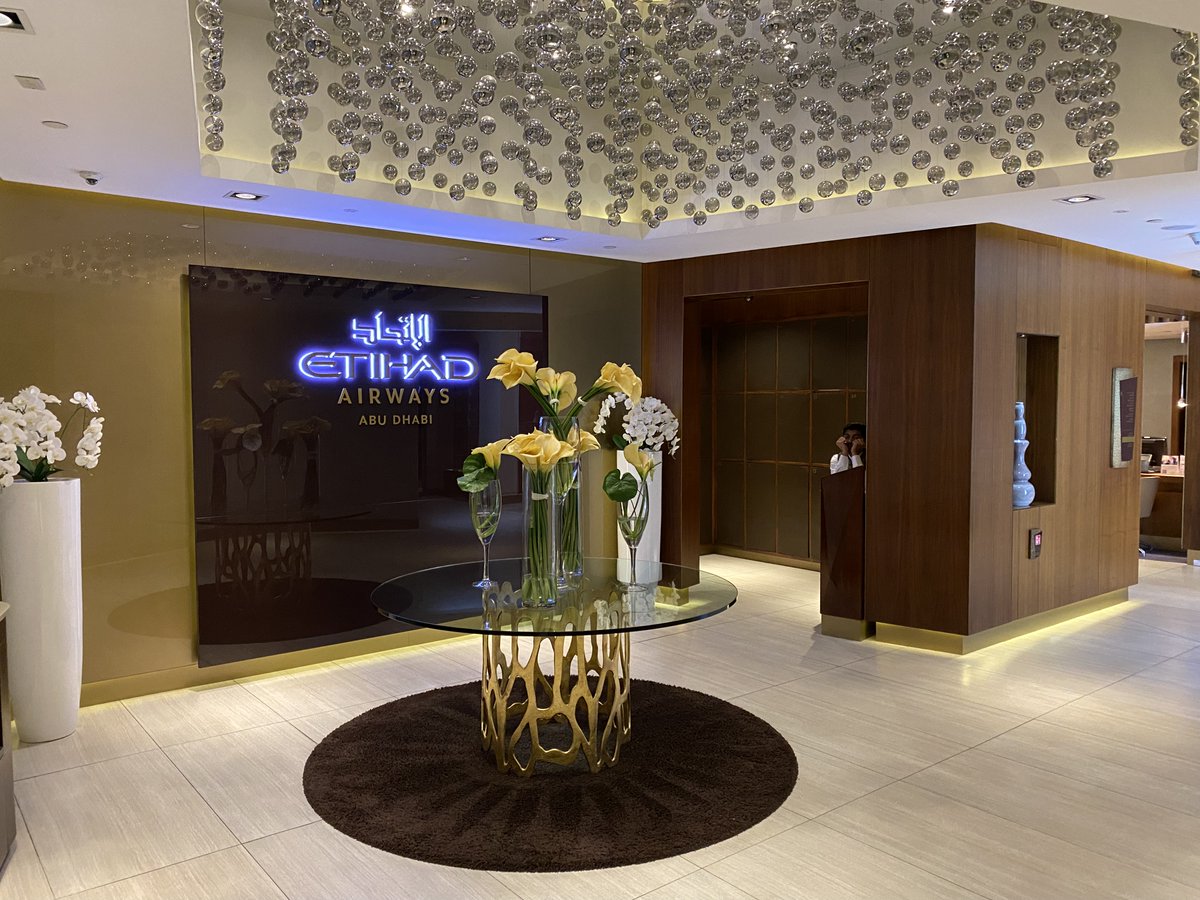 DominikZmuda's tweet photo. Experience the Etihad Airways First Class Lounge - Abu Dhabi (AUH) https://t.co/02Q4C1E9Gp https://t.co/0mXnH3Ghp8
