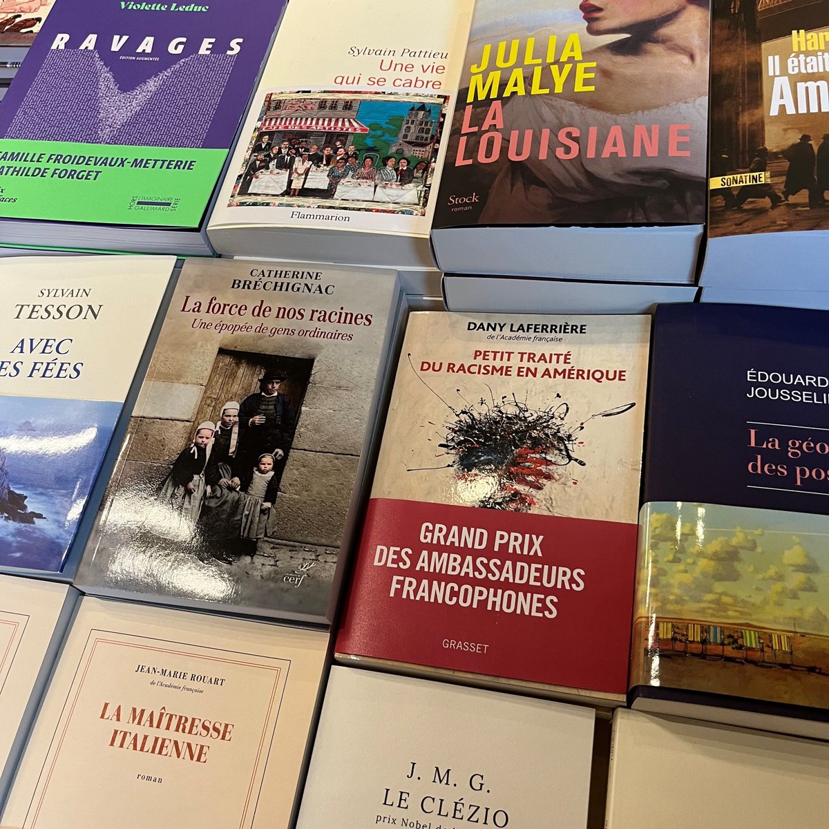 Québec Francophonie (@quebec_franco) on Twitter photo Le Grand Prix des Ambassadeurs Francophones <a href="/GAFFrance/">Groupe des Ambassadeurs Francophones de France</a> a été remis à Dany Laferrière pour son livre Petit traité du racisme en Amérique.
Une fierté pour le #Québec de voir un de ses auteurs récompensés à <a href="/InstitutFrance/">Institut de France</a> en présence des académiciens, ambassadeurs et <a href="/Sthilairec/">Caroline St-Hilaire</a> Le Grand Prix des Ambassadeurs Francophones <a href="/GAFFrance/">Groupe des Ambassadeurs Francophones de France</a> a été remis à Dany Laferrière pour son livre Petit traité du racisme en Amérique.
Une fierté pour le #Québec de voir un de ses auteurs récompensés à <a href="/InstitutFrance/">Institut de France</a> en présence des académiciens, ambassadeurs et <a href="/Sthilairec/">Caroline St-Hilaire</a>