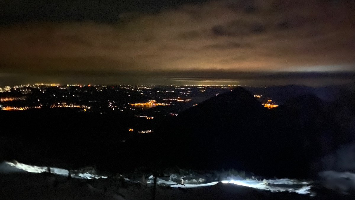 What’s more fun than a ski tour? A ski tour at night 😎🎿🥶