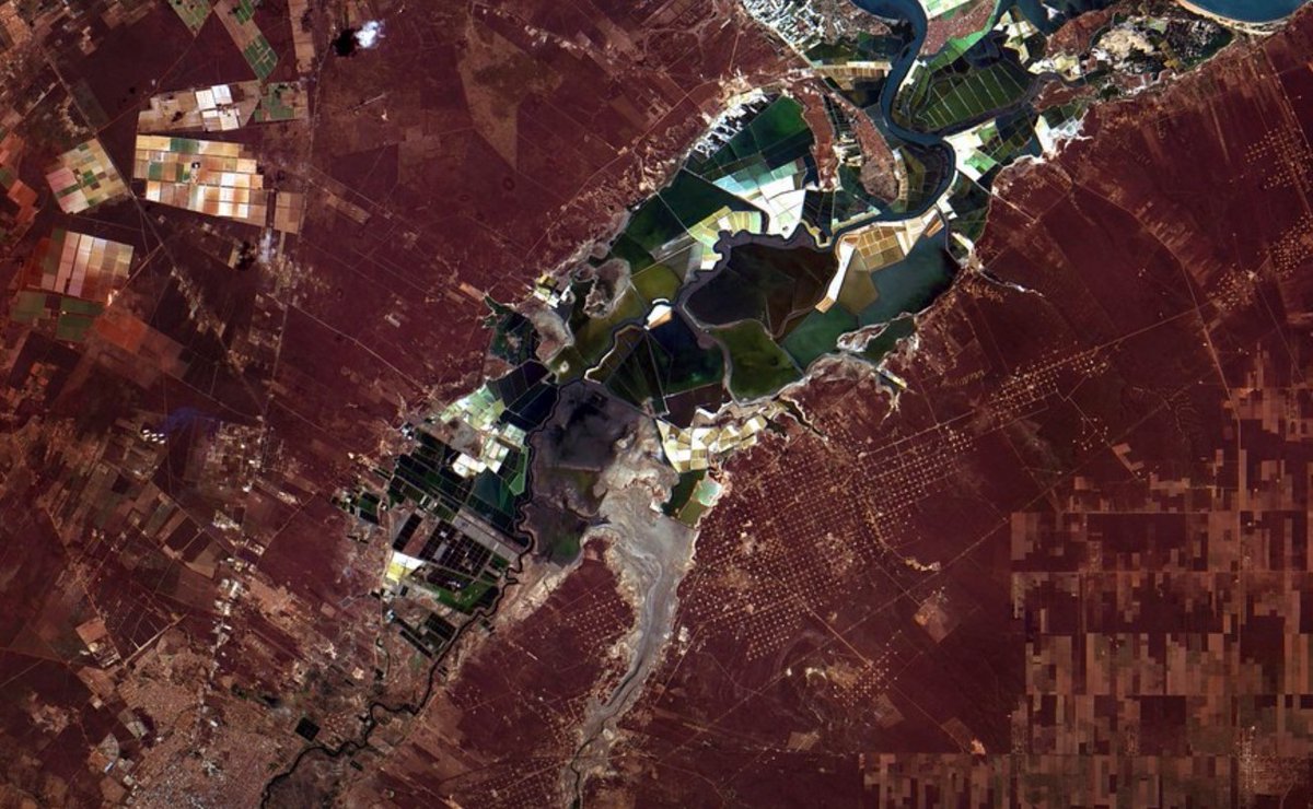 Foz do Rio Mossoró em Areia Branca, RN DIOTG @inpe_mcti Imagem CBERS-4 em falsa cor de 13/09/2018, polígonos são salinas. Veja esta e muitas outras imagens CBERS-4, CBERS-4A e AMAZONIA-1 em flickr.com/photos/observa…