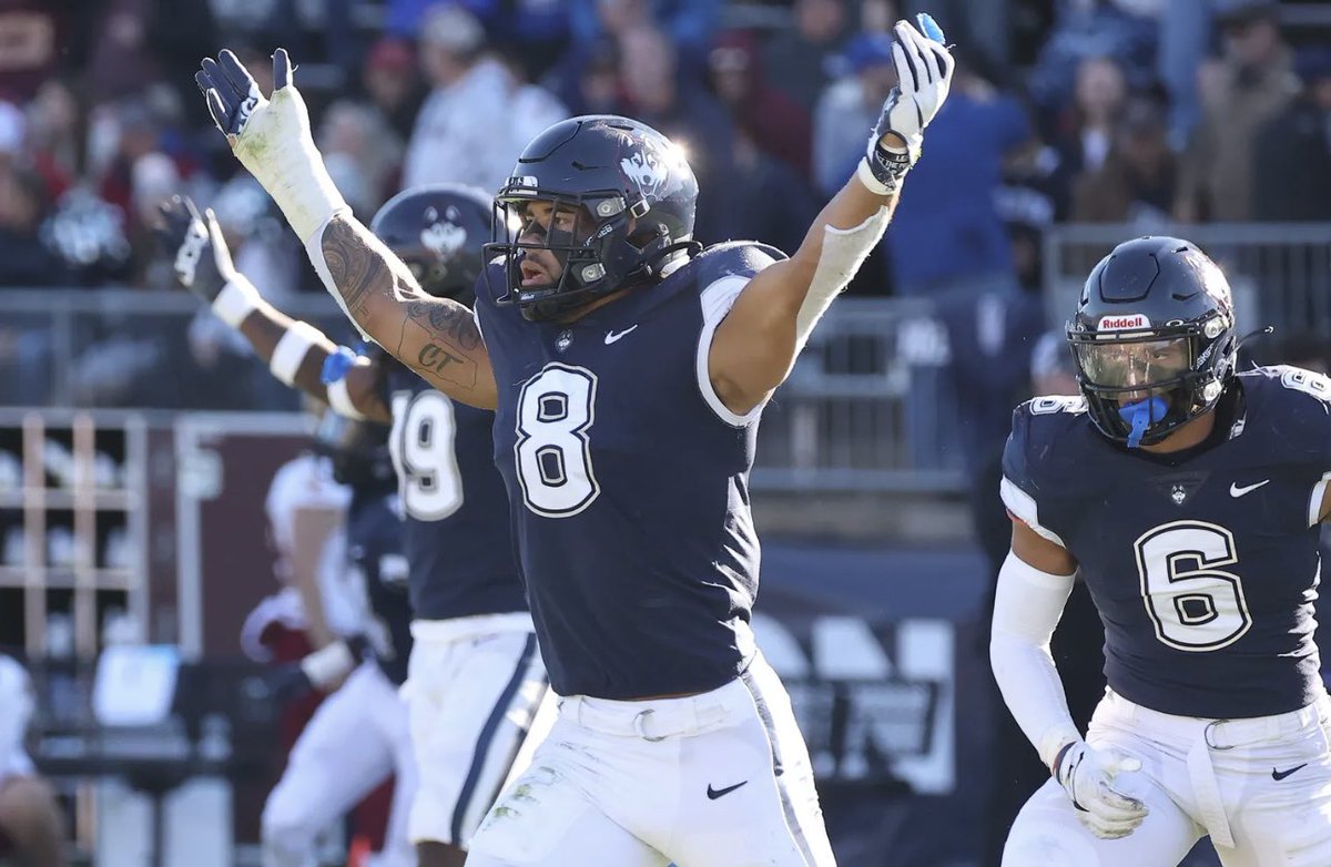 Daunte_Bacheyie's tweet photo. I am blessed to say that I have received my 4 d1 offer from the university of Connecticut.
@brucewill15 @RealCoachBruno1 @CBASyrFootball https://t.co/m7QDwKz2jN