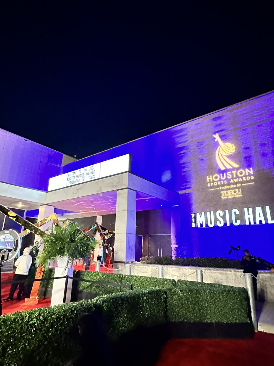 NormalindaOfcl's tweet photo. Always look forward to working the @HOUSportsAwards with the @deportesnation team.  Don’t forget to check out the interviews online https://t.co/CtuCBAoBsQ https://t.co/6d5rgQN5b0