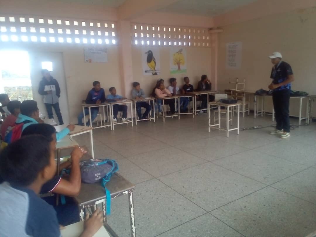 danielasocialis's tweet photo. Introducción a la Robótica y programación, a los estudiantes del Liceo Nacional José Leonardo Chirino de la Parroquia Curimagua Municipio Petit desde #Fal02 #InfocentroFalcon @LaRosaInfoVE 
@Yeseg7 https://t.co/mlTRWfsPE1