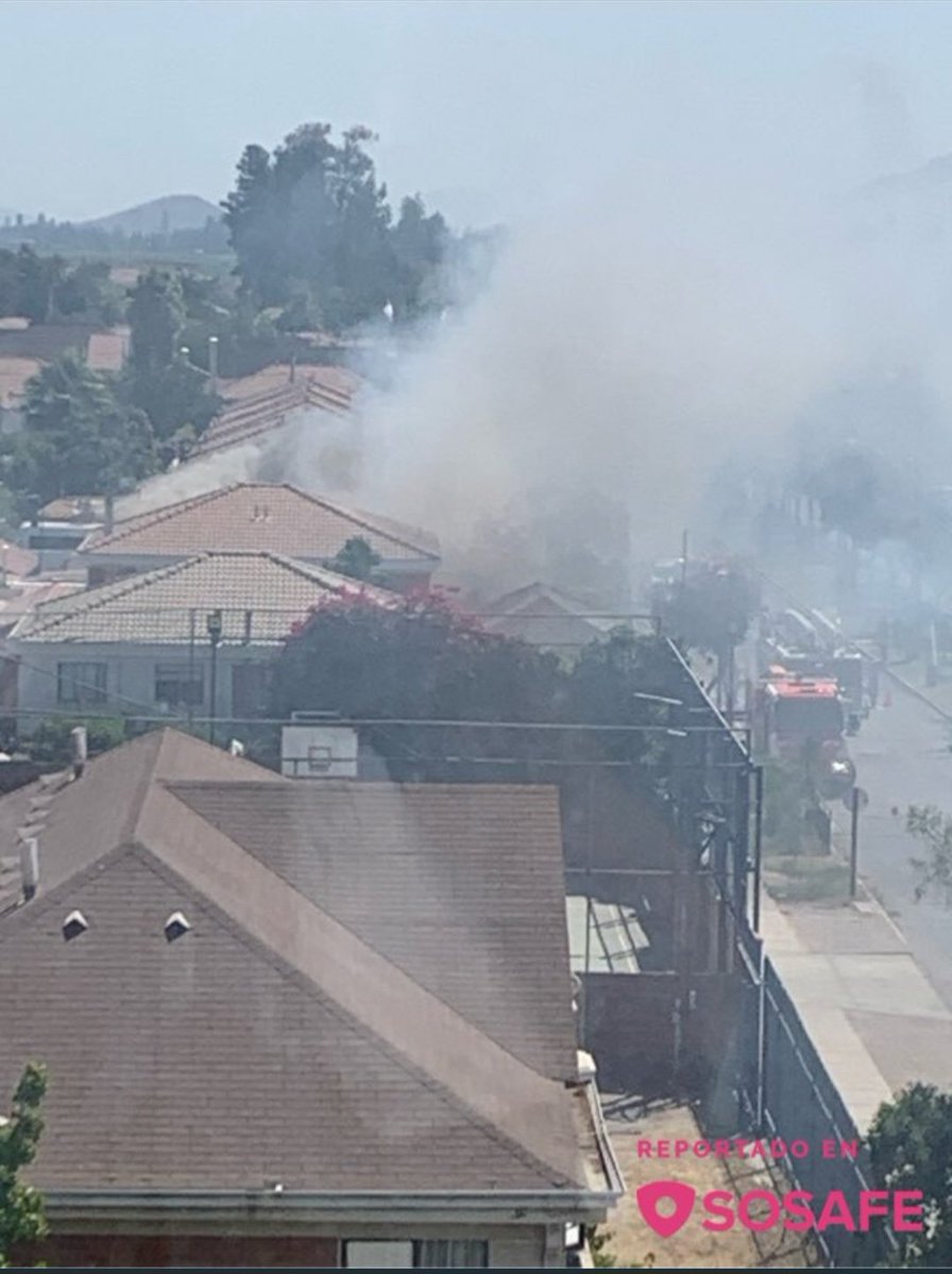 bayron_lopez01's tweet photo. !!AHORA!! Bomberos #PuenteAlto declara 1ra alarma de incendio por fuego en local comercial con peligro de propagación en Av San Carlos y Parque italia se informa de un bombero lesionado @reddeemergencia @Bomba_Decima @BomberosdeChile https://t.co/dDEsznsLBG