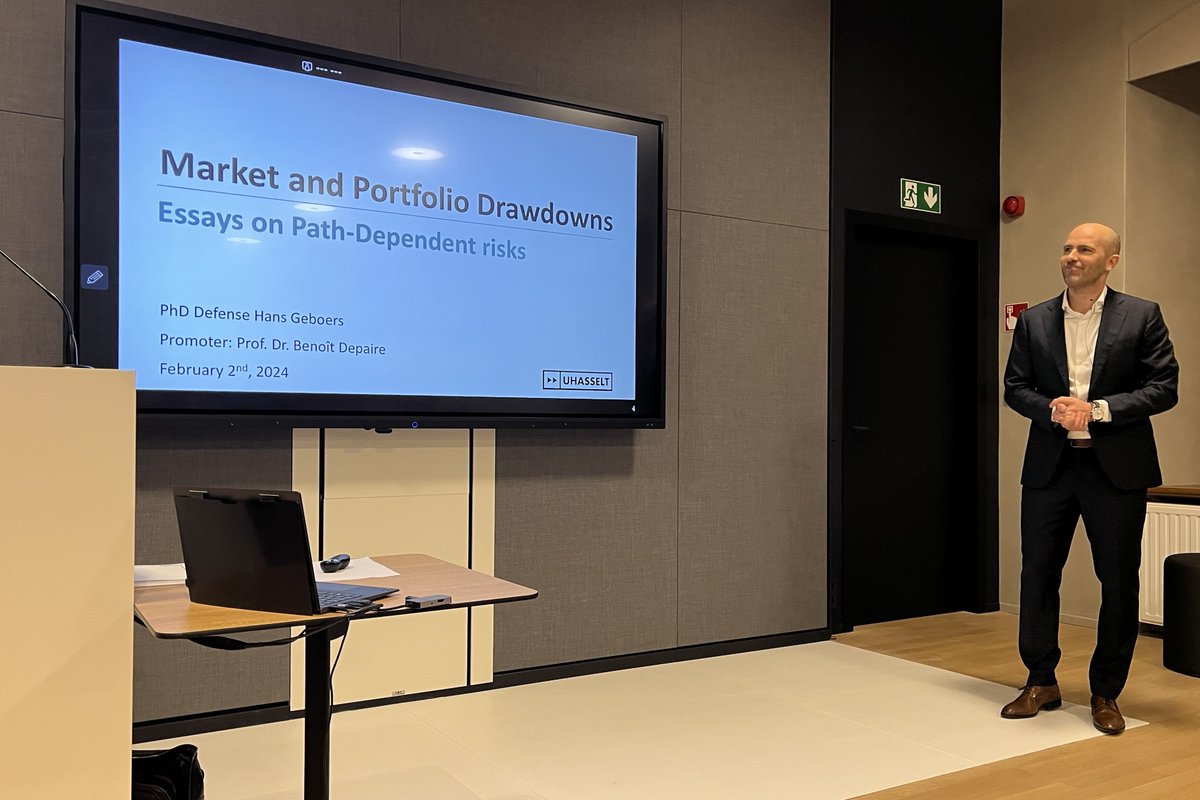 Vers van de pers!📰 dr. Hans Geboers straalt van trots na het succesvol verdedigen van zijn #PhD! 🎓De zaal gevuld met applaus en felicitaties, een glimlach op het gezicht van zijn promotor prof. dr. Benoît Depaire.🤝👏Opnieuw een knap staaltje BEW-onderzoek! #facbew #uhasselt