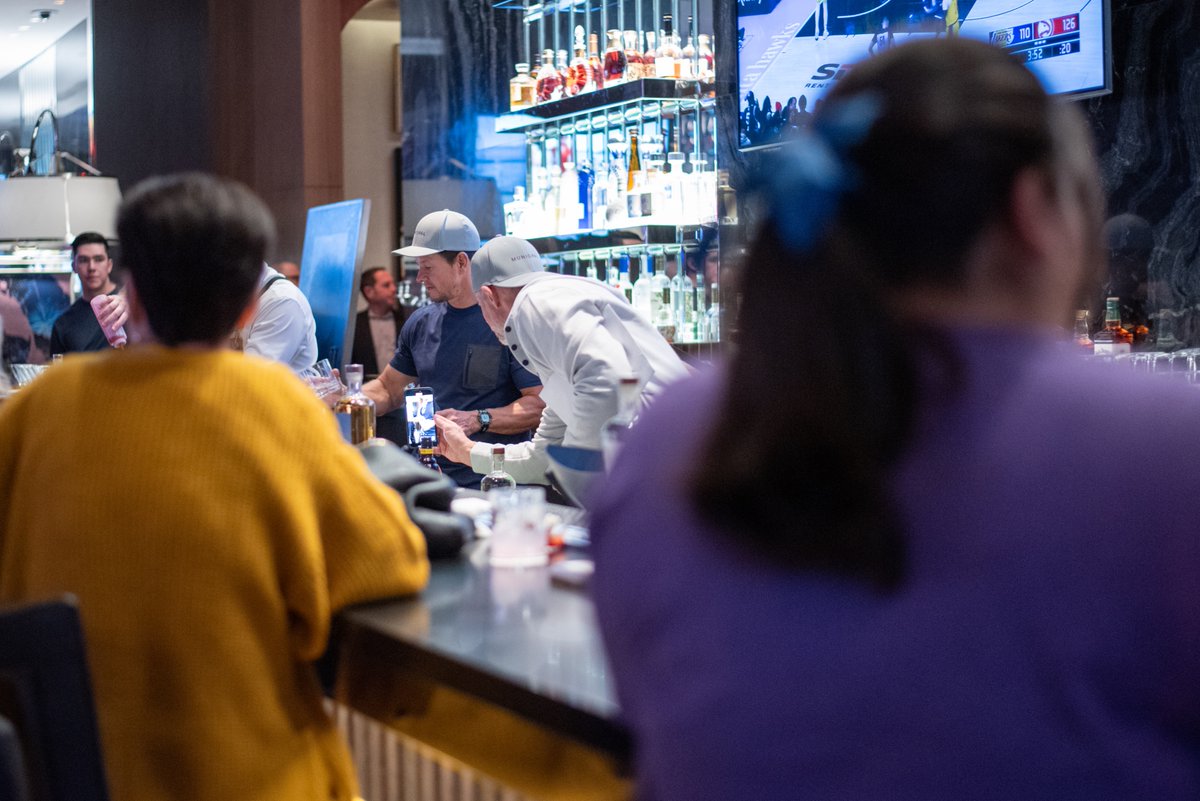 boydrewards's tweet photo. Earlier this week, Boyd Rewards Titanium members partied in style with @markwahlberg! They got to meet, snap pics with the star, and even received a signed bottle of his tasty Flecha Azul Tequila! #boydrewards #flechaazultequila https://t.co/F47rrvnQWa