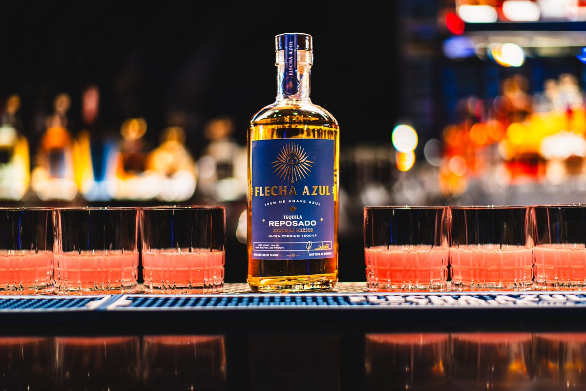 boydrewards's tweet photo. Earlier this week, Boyd Rewards Titanium members partied in style with @markwahlberg! They got to meet, snap pics with the star, and even received a signed bottle of his tasty Flecha Azul Tequila! #boydrewards #flechaazultequila https://t.co/F47rrvnQWa