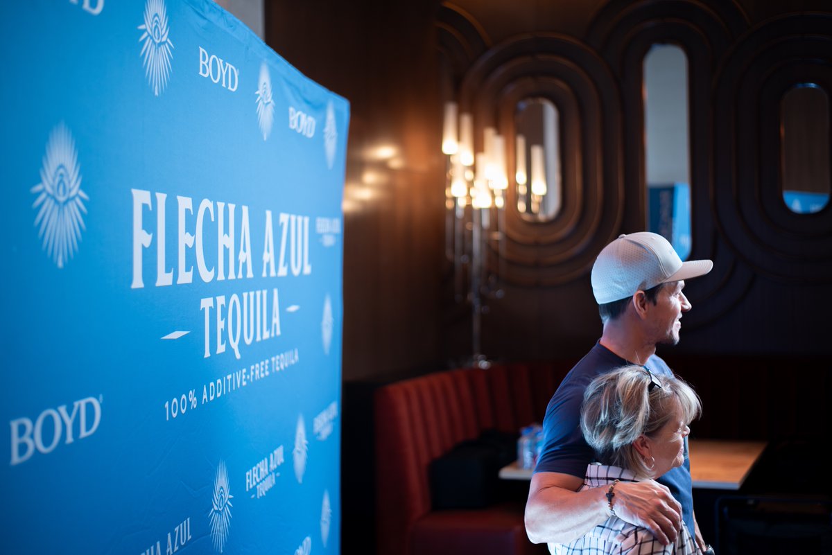 boydrewards's tweet photo. Earlier this week, Boyd Rewards Titanium members partied in style with @markwahlberg! They got to meet, snap pics with the star, and even received a signed bottle of his tasty Flecha Azul Tequila! #boydrewards #flechaazultequila https://t.co/F47rrvnQWa