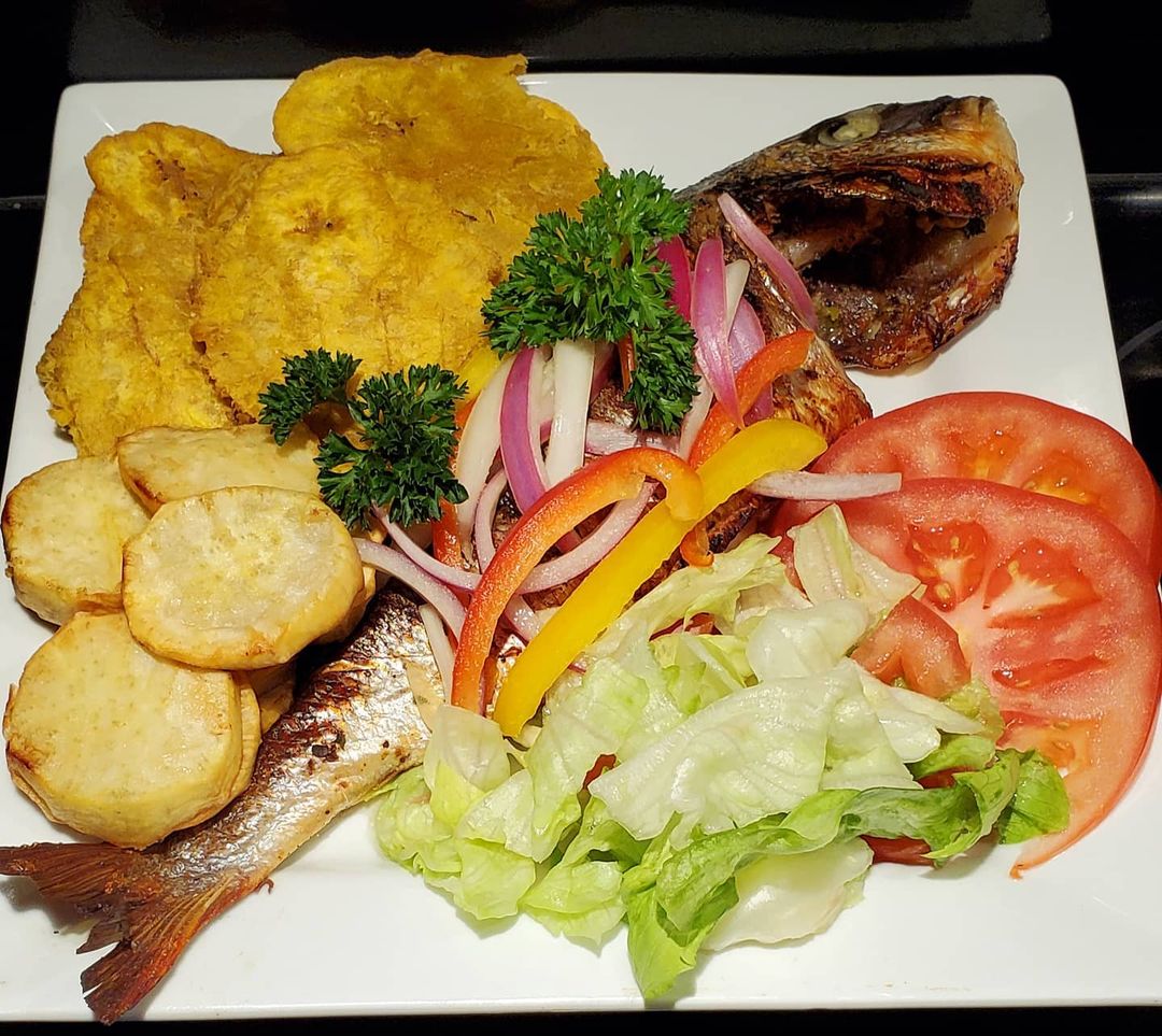 CiviqueEtmoral's tweet photo. 📍Wikenn,🇭🇹
#Bannann #peze #Pwason #Boukannen,Dans la Cuisine haïtienne, 🇭🇹 https://t.co/PByTwg11LW