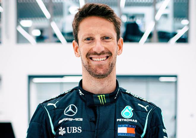 RedBullDefender's tweet photo. @F1 ROMAIN DAVID JEREMIE GROSJEAN !!!
😍💕😍
#RG8 #ThePhoenix https://t.co/MBHrMsT3kk