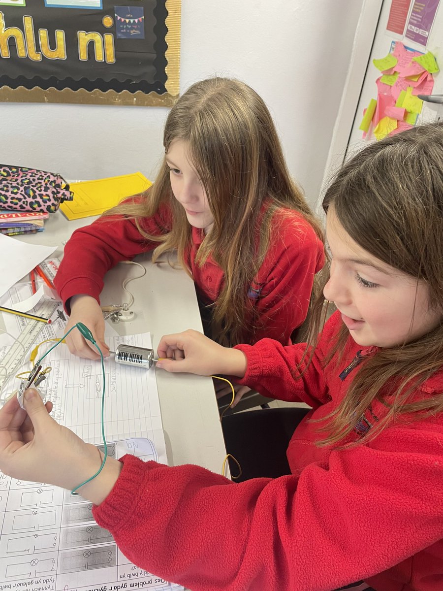 YsgolNant's tweet photo. ‘Roedd sawl un yn rhwystredig iawn yn yr her Wyddoniaeth ddoe. ☺️ Y sialens oedd i greu switsys o gyfarpar gwahanol! #gwyddoniaethathechnoleg #datrysproblemau #egni Their challenge was to problem solve and create switches for different scenarios. https://t.co/UuWN3FBmde