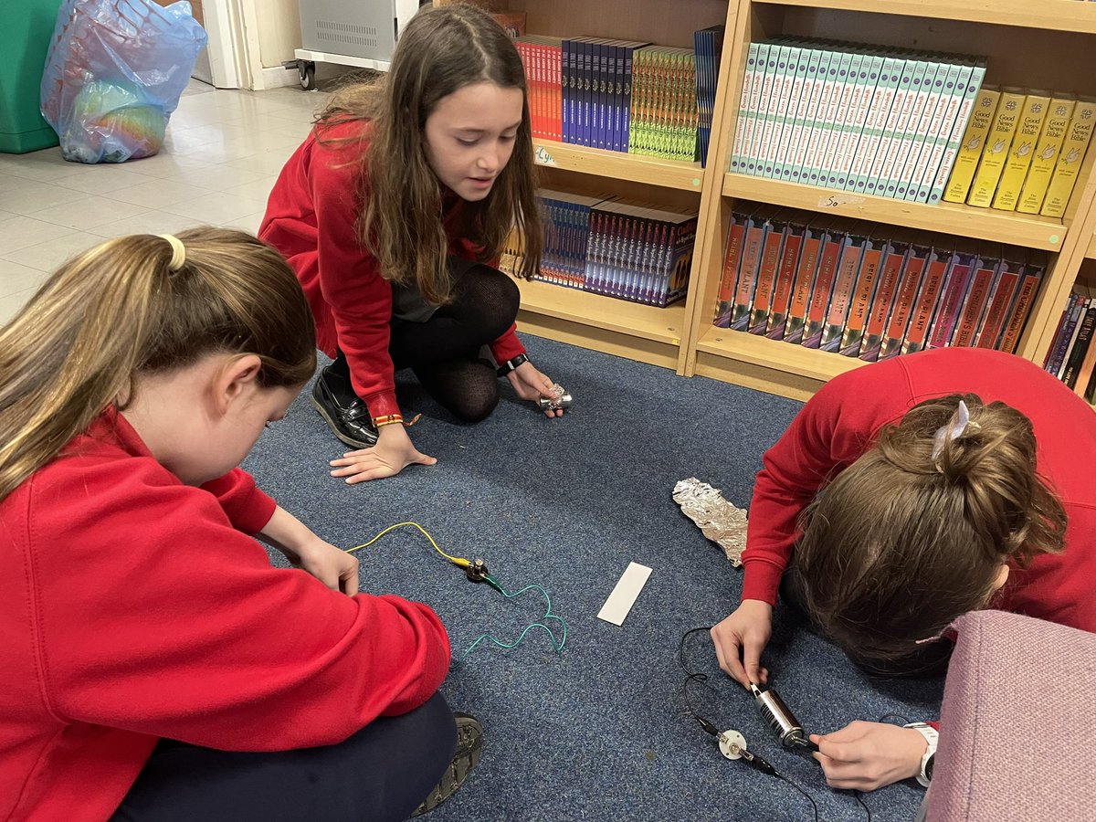 YsgolNant's tweet photo. ‘Roedd sawl un yn rhwystredig iawn yn yr her Wyddoniaeth ddoe. ☺️ Y sialens oedd i greu switsys o gyfarpar gwahanol! #gwyddoniaethathechnoleg #datrysproblemau #egni Their challenge was to problem solve and create switches for different scenarios. https://t.co/UuWN3FBmde