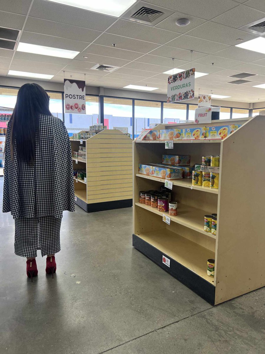 RepMaryGonzalez's tweet image. The El Pasoans Fighting Hunger Food Bank serves 160,000 food insecure people in the #ElPaso region. Thank you for recognizing my work during this past session. My office will always fight to end food insecurity and is supporting monthly initiatives for the food bank.#txlege #HD75