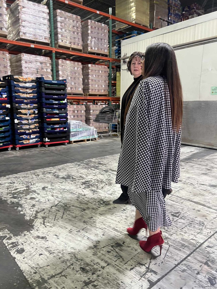 RepMaryGonzalez's tweet image. The El Pasoans Fighting Hunger Food Bank serves 160,000 food insecure people in the #ElPaso region. Thank you for recognizing my work during this past session. My office will always fight to end food insecurity and is supporting monthly initiatives for the food bank.#txlege #HD75