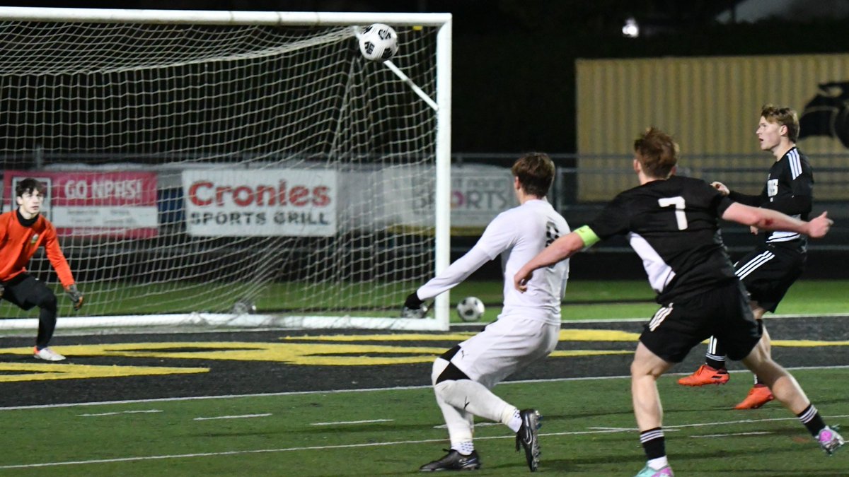 The Rio Mesa girls soccer team win the Channel League's three-team playoff play-in tournament; Newbury Park boys qualify for playoffs; Oaks Christian girls finish title campaign; and La Reina and Foothill Tech secure league titles.
vcstar.com/story/sports/h…