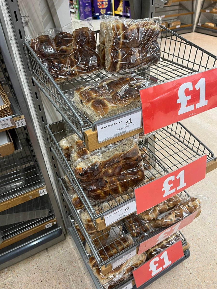 Emma_Carsonxo's tweet photo. @sainsburys hun I think these should be reduced tbh hot cross buns, just burnt buns and nobody likes a burnt bun https://t.co/45QAvx4AYx