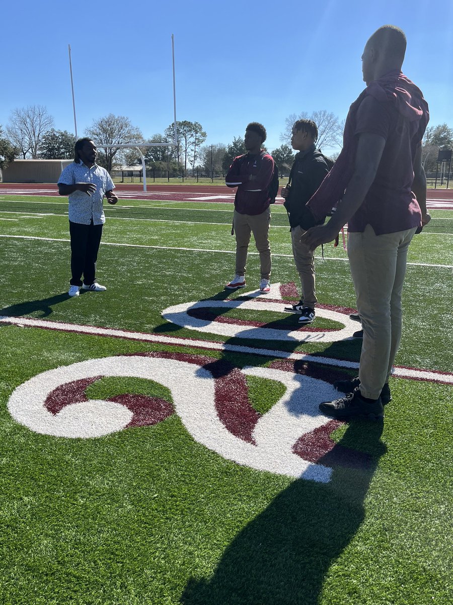 _CoachLou_'s tweet photo. At Breaux Bridge High chopping it up with some amazing seniors @cantblock_ash  @LandonRoberts30 
@coddieeee_  
@yvngkelb https://t.co/Nkqk0es39B