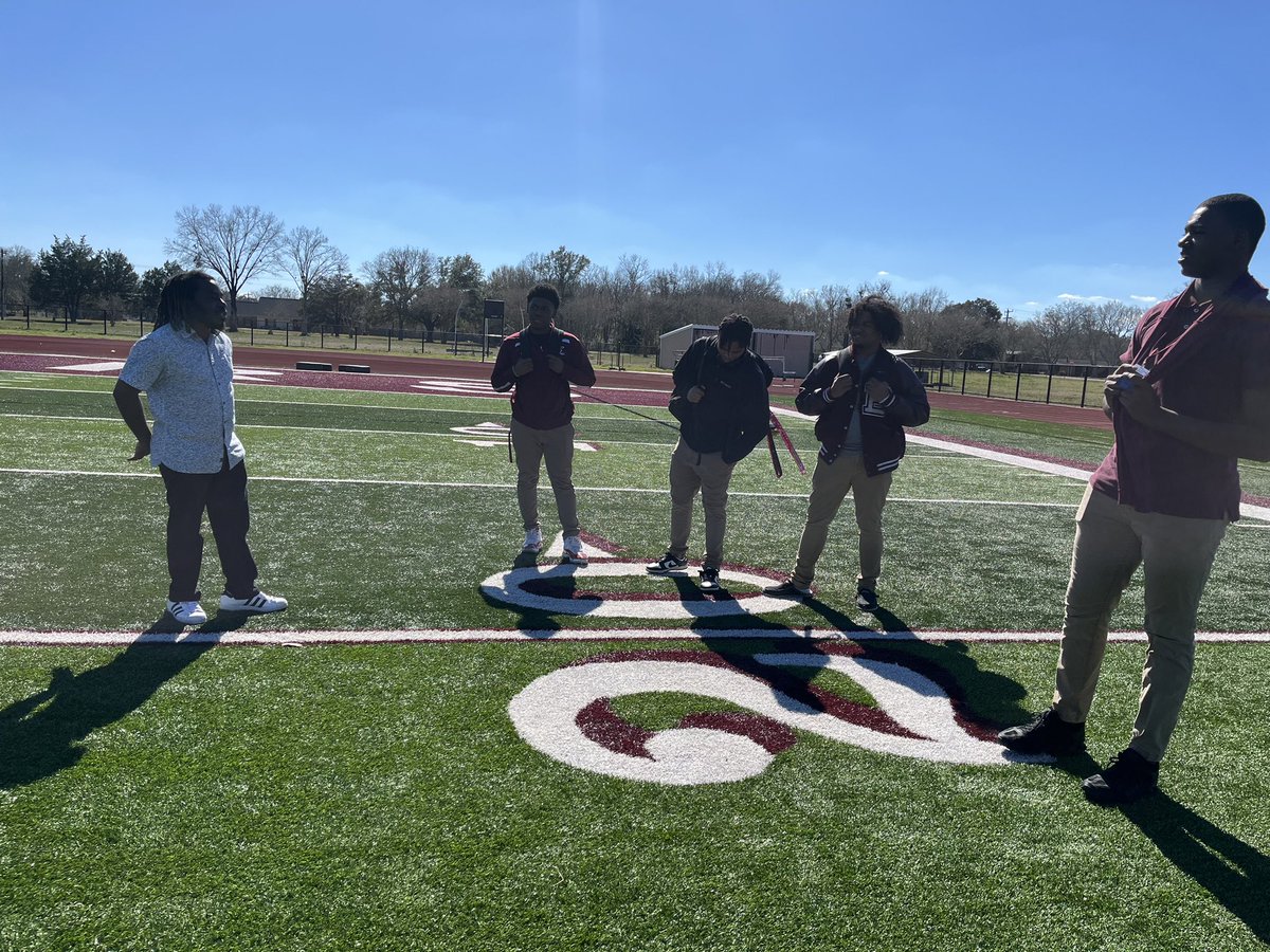 At Breaux Bridge High chopping it up with some amazing seniors <a href="/cantblock_ash/">Ashton Joseph</a>  <a href="/LandonRoberts30/">Landon Roberts-Narcisse</a> 
<a href="/coddieeee_/">Coddie Noel Jr</a>  
<a href="/yvngkelb/">uno</a>