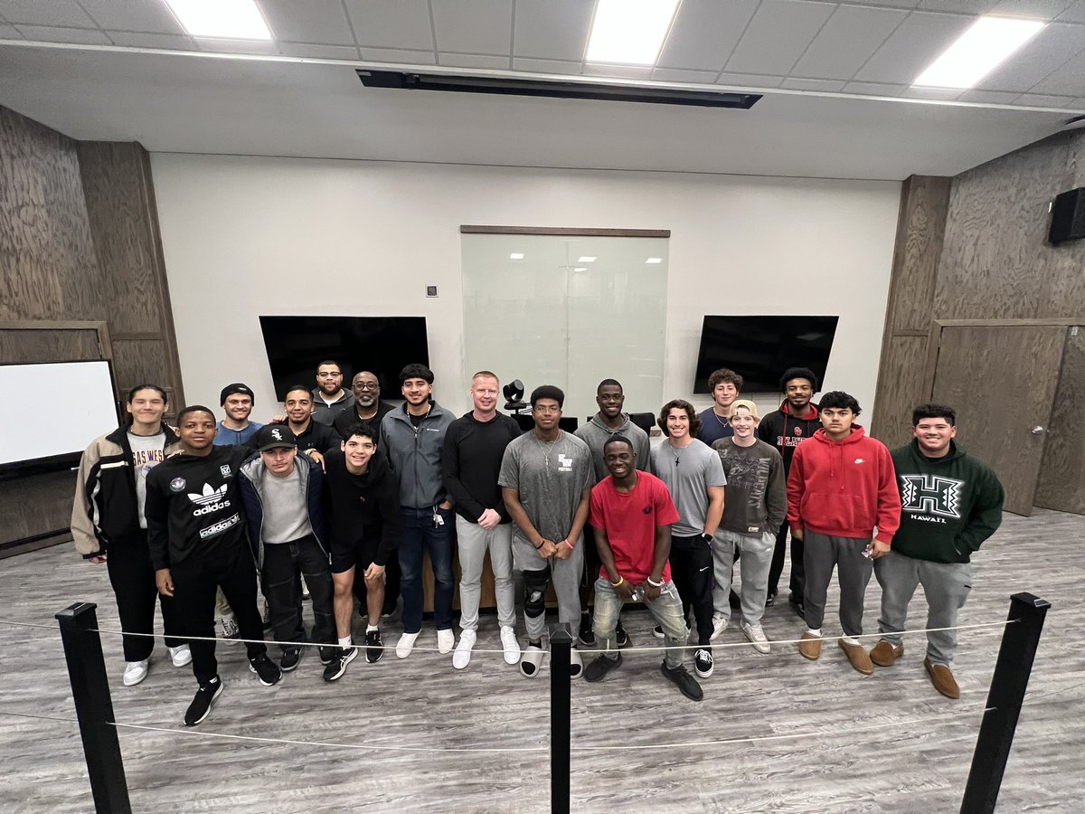 BeBetterBeDiff's tweet photo. JUST SHOW UP!

Shout out to the Next Level program at @kwucoyotes for the impact they are making working with underrepresented males in their community.

@BridgetWeiser @PhilBeckner 

Amazing work to provide the tools and leadership they need to excel.

#Better #Different https://t.co/nLbEFCBDG8