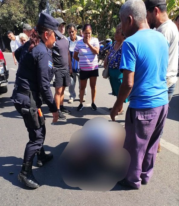 #Nacionales || Fallece mujer de la tercera edad tras ser atropellada por un vehículo en Ahuachapán. La victima perdió la vida cuando era trasladad a un centro asistencial. El conductor responsable permaneció en la escena de los hechos.