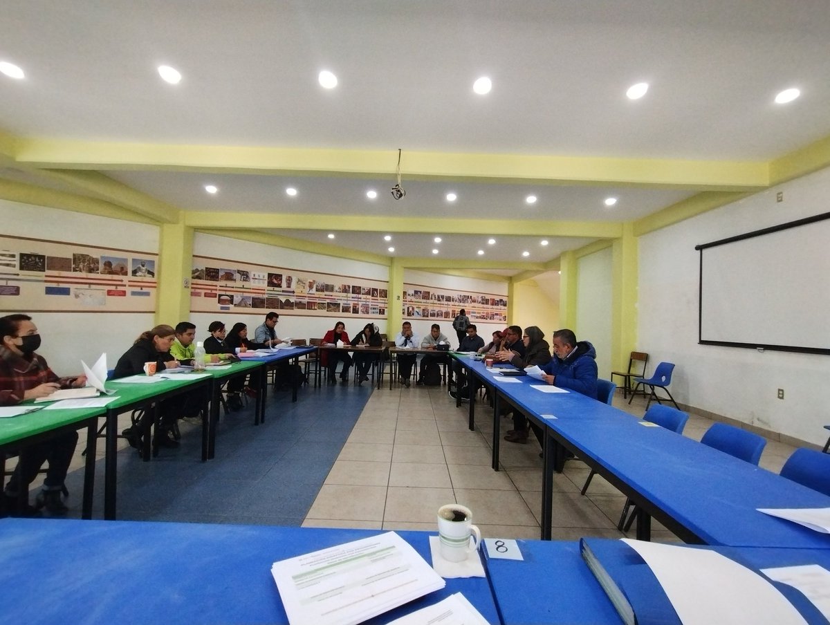 Oficial310's tweet photo. En reunión con supervisión escolar 048 BG para revisar formato de planeación de acuerdo a NEM. @delfinagomeza https://t.co/AVNqXgPp3g