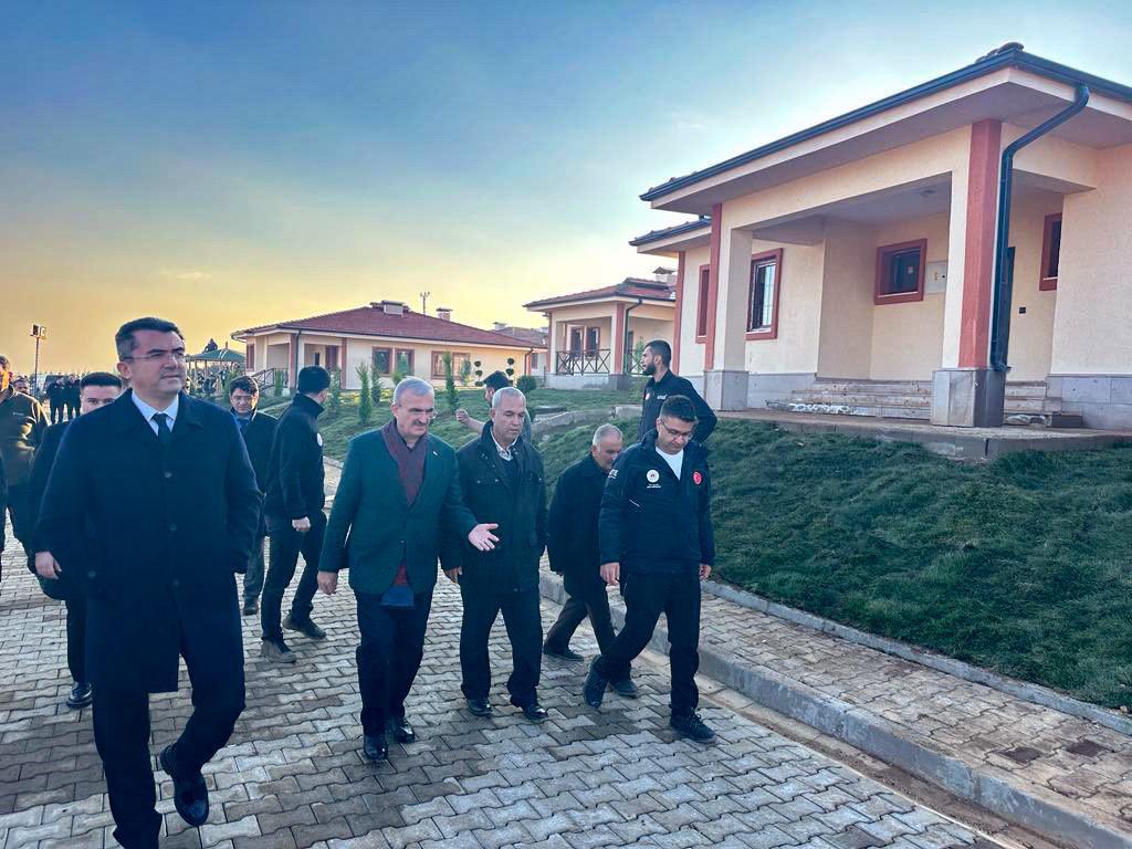 munirkaraloglu's tweet photo. 📍Hatay - Kırıkhan

3 Şubat’ta sayın Cumhurbaşkanımızın teşrifleriyle kuraları çekilerek, anahtar teslimi yapacağımız  #afet konutlarının son hazırlıklarının yapıldığı #Kırıkhan’da bulunan #Saylak ve #Taşoluk köy evlerinde incelemelerde bulunduk. https://t.co/CzKhkckzcB