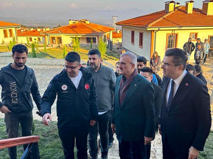 munirkaraloglu's tweet photo. 📍Hatay - Kırıkhan

3 Şubat’ta sayın Cumhurbaşkanımızın teşrifleriyle kuraları çekilerek, anahtar teslimi yapacağımız  #afet konutlarının son hazırlıklarının yapıldığı #Kırıkhan’da bulunan #Saylak ve #Taşoluk köy evlerinde incelemelerde bulunduk. https://t.co/CzKhkckzcB