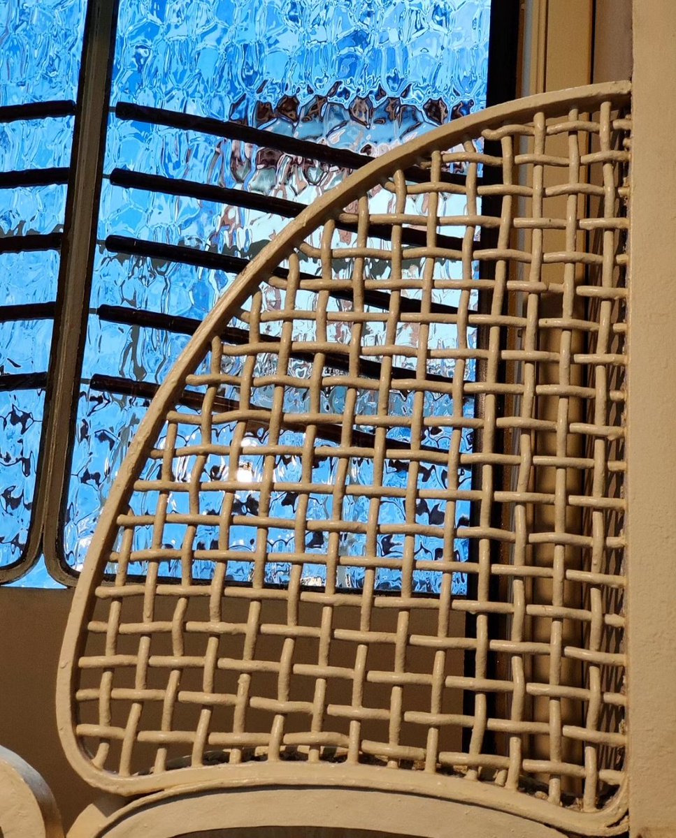 EtwTerp's tweet photo. Entrelacs métalliques...
Casa Battló,
Barcelone, Catalogne
1er novembre 2023
#mathsartist #mathpics #maths #barcelone #casabattló #entrelacs #interlaced #geometry #geometrie
🔶 RV sur Instagram:
📸🖍️MATHS_ARTIST✏️🎨https://t.co/huEfGDmtXA… https://t.co/nwFa05Q0OE