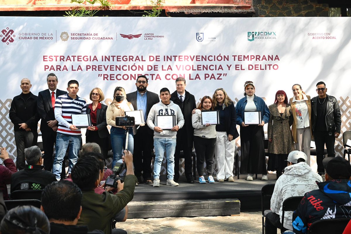 PabloVazC's tweet image. Celebramos la novena entrega de reconocimientos a las y los beneficiarios de la Estrategia Integral de Intervención Temprana para la Prevención de la Violencia y la Delincuencia, “Reconecta con la Paz”, que coordina la @SSC_CDMX.

En #Reconecta, ayudamos a jóvenes en conflicto…