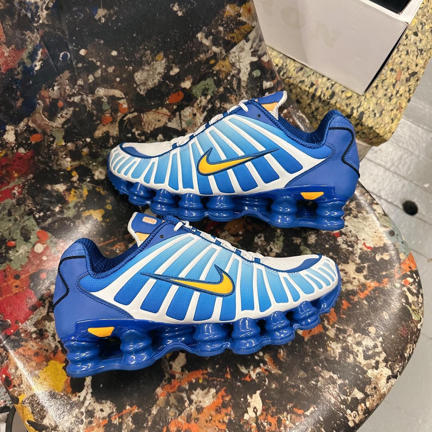 Nike shox blue and yellow hotsell