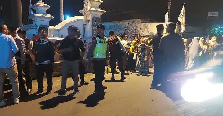 humas_btapan's tweet photo. Kapolsek Banguntapan AKP Chandra Satria AP, SIK Pimpin pengamanan Istighosah dan Doa bersama Relawan Paslon Korwil Bantul di Lapangan Jambidan.Giat berlangsung aman tertib.Jumat 02022024
#istighosah #doabersama #paslon #polsekbanguntapan #polresbantul #Poldadiy #pemilujogjadamai https://t.co/X4WdbbASgt