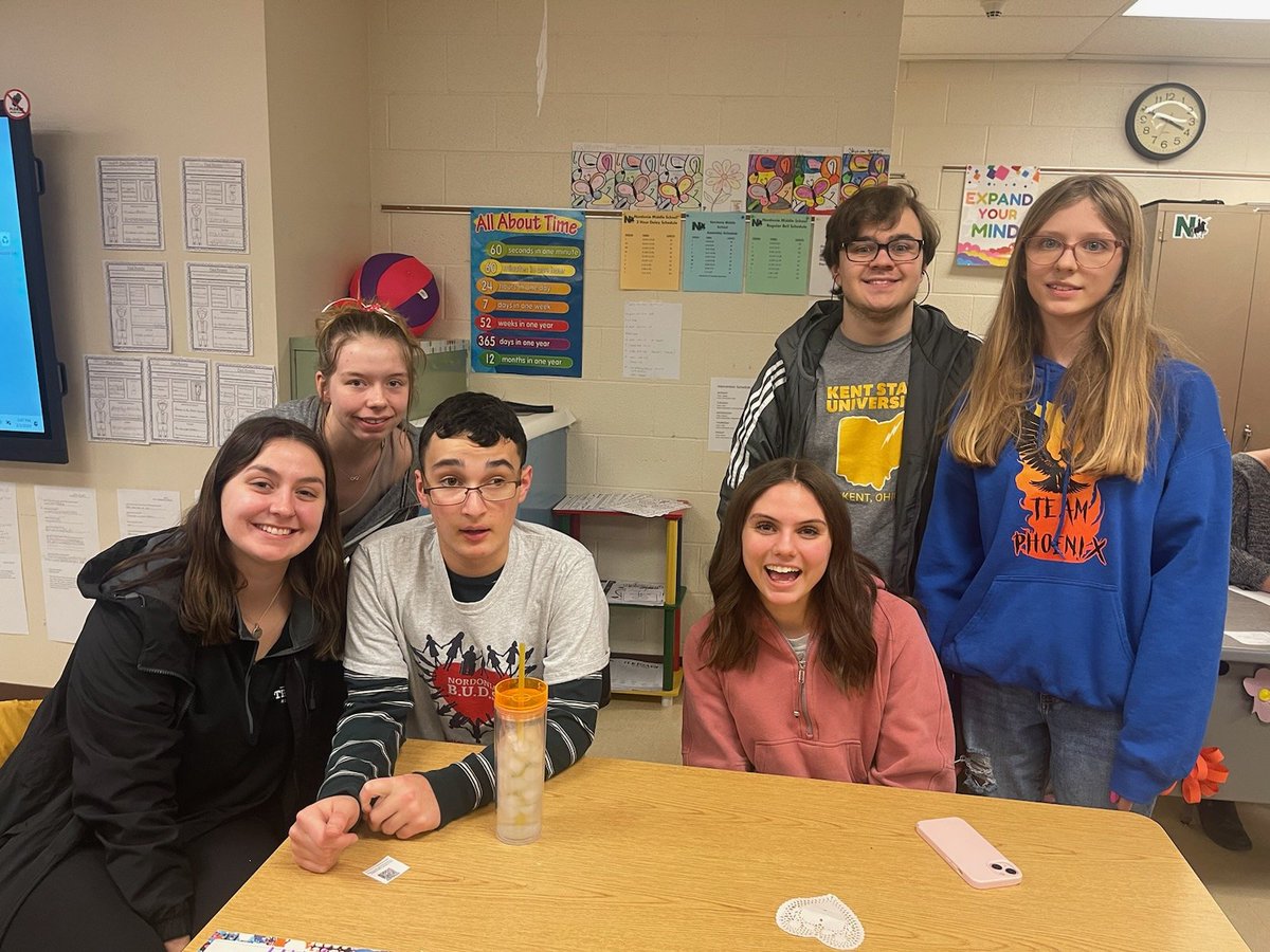 nhs_Hovorka's tweet photo. 20 Middle School and High School BUDS members came together to make a Valentine's craft and leave a treat for MS staff! ❤️ 🍭 https://t.co/BCHvrYvTSD