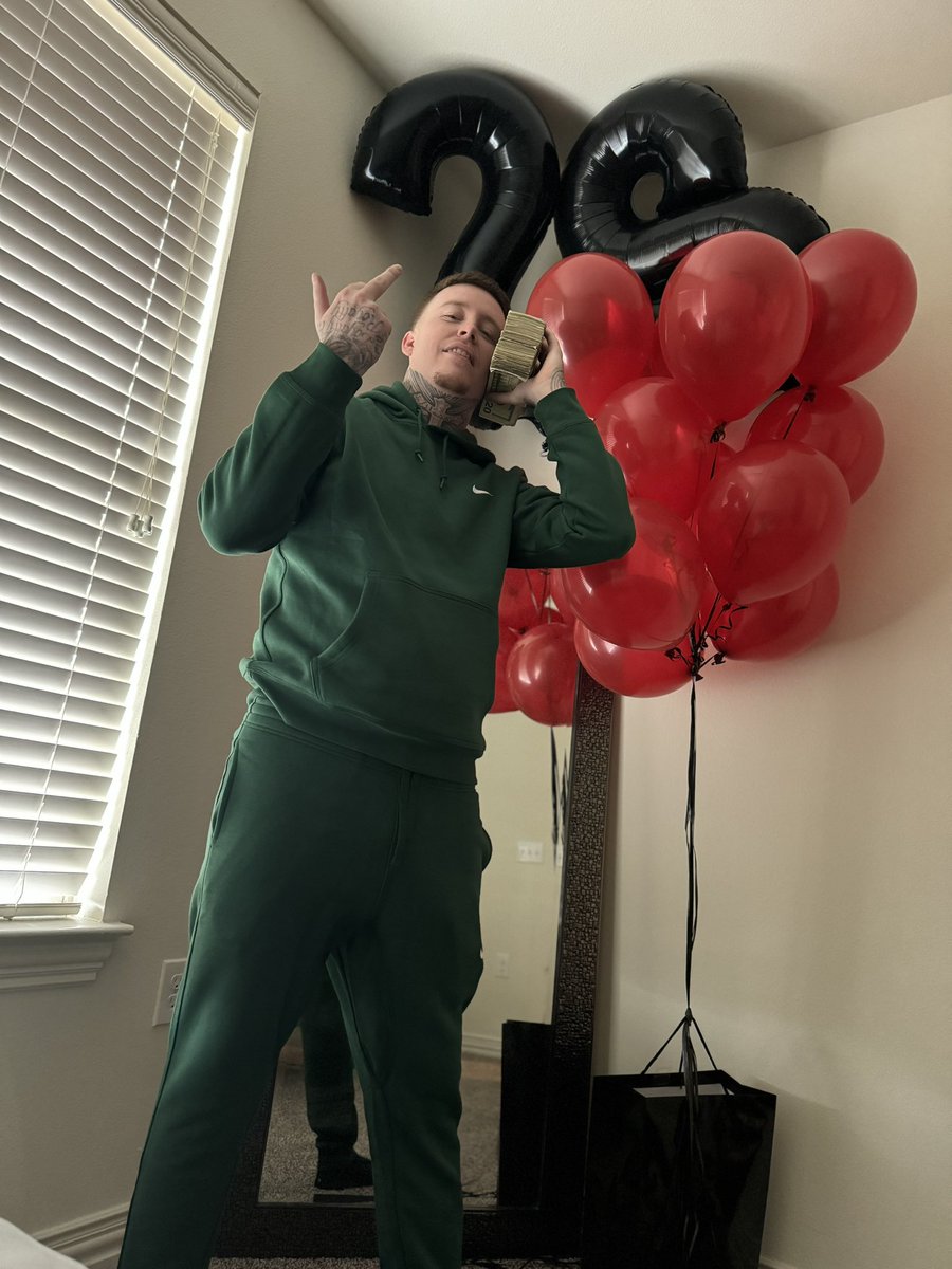 freebandhunter's tweet photo. Baby If You Love Me You Gon Put This In Your Kitchen For Me She Like Boy You Kno I Love You Then She Did It For Me 🤗🎈 #Big28 https://t.co/LSdNkBQHXW