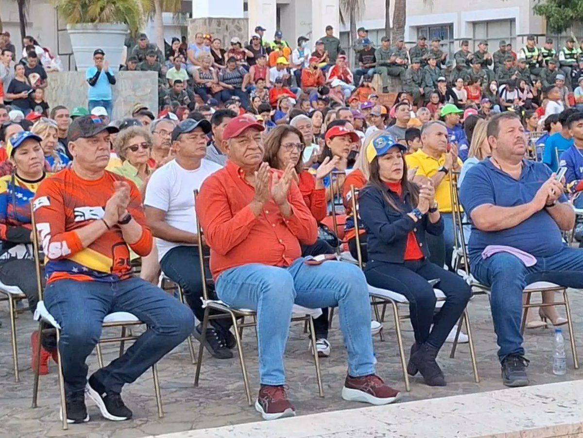 En Nueva Esparta celebramos  #25AñosJuntoAlPueblo un proyecto de democracia participativa y protagónica que inició el Comandante Supremo Hugo Chávez  y que continúa con lealtad, entereza y compromiso nuestro conductor de victorias <a href="/NicolasMaduro/">Nicolás Maduro</a> 

<a href="/PartidoPSUV/">PSUV</a> 
<a href="/dcabellor/">Diosdado Cabello R</a>