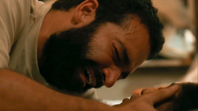 Viviane22119411's tweet photo. Que cena senhora e senhores do nascimento e morte de Santinha no parto  E desespero de Zé Inocêncio vendo Santinha morta #Renascer 😭 https://t.co/p5qbHwkSV0