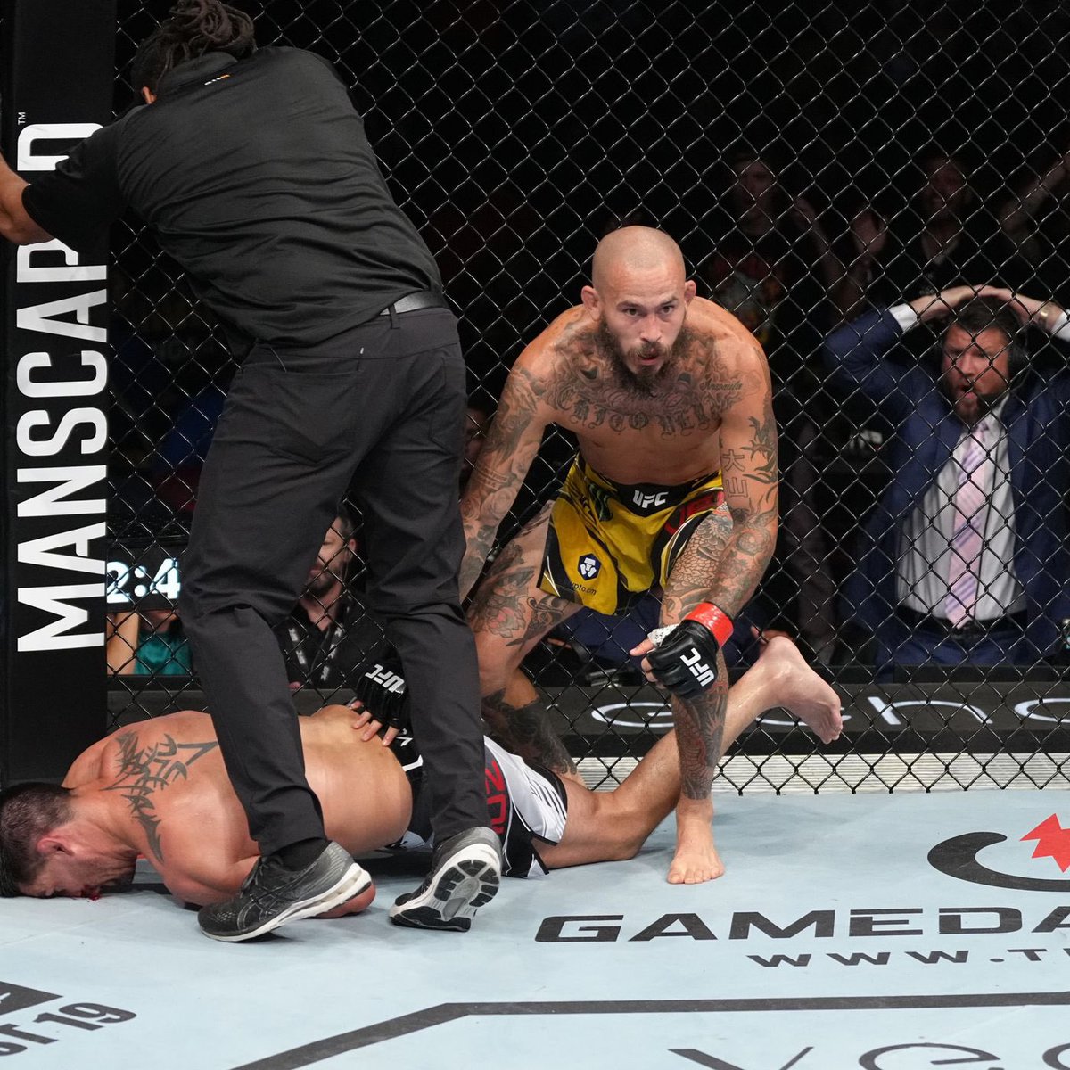 DMansTweets's tweet photo. If you pause Dominic Cruz’s fights, he will often appear in awkward positions #UFC #UFC300 https://t.co/NVEu710JKu